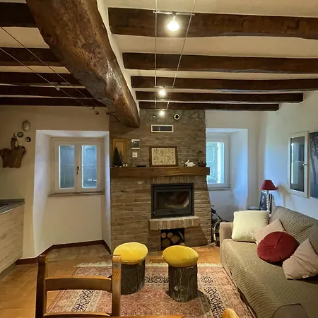 Con Camino Nel Borgo Del Castello Tatil Evi