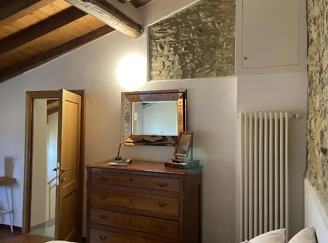 Con Camino Nel Borgo Del Castello Tatil Evi