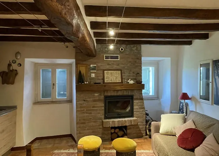 Con Camino Nel Borgo Del Castello Tatil Evi