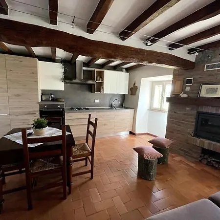 Nyaraló Con Camino Nel Borgo Del Castello Albinea