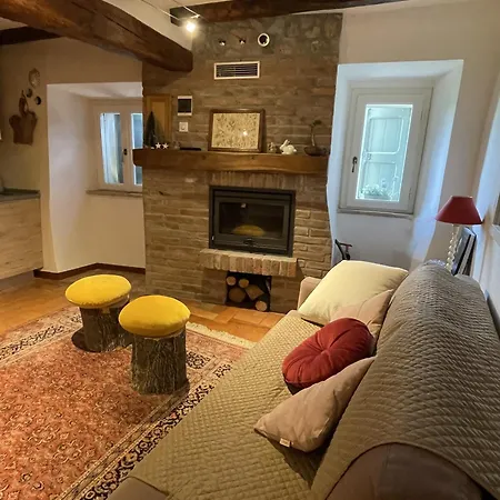 Con Camino Nel Borgo Del Castello