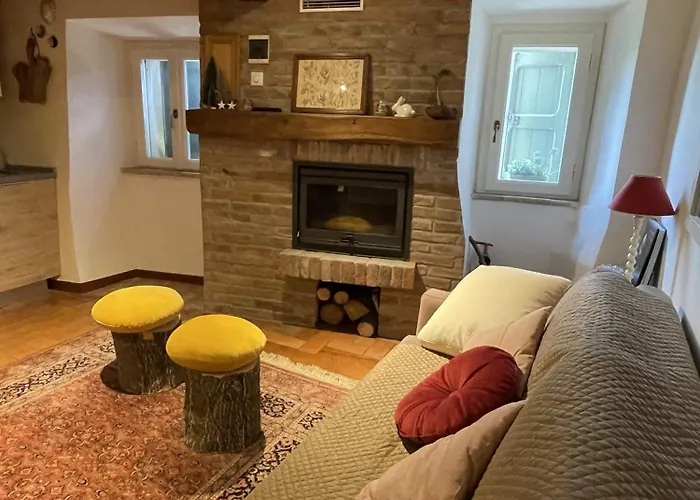 Con Camino Nel Borgo Del Castello